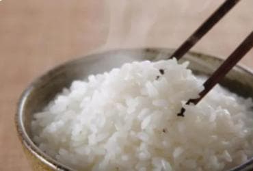 蒸米饭时，别直接加水下锅，牢记3个技巧，米饭香软，颗粒分明