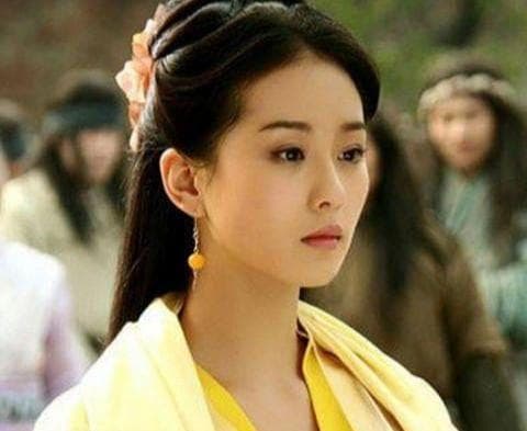倚天屠龙记中，她是来历神秘的黄衫女，真实身份或是最大谜团