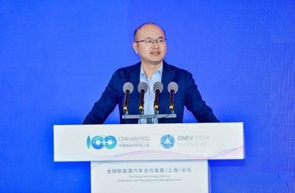 扩大新能源汽车优势，加强全球政策交流与产业协同