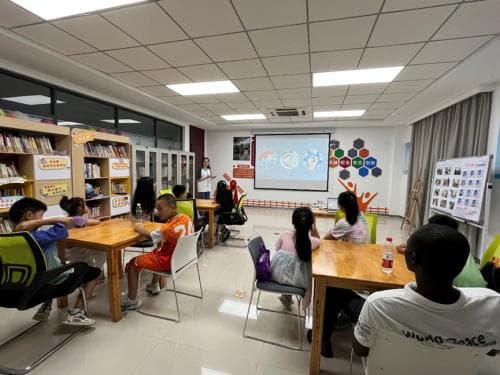 江苏大学：中外学子携手体验非遗簪花魅力