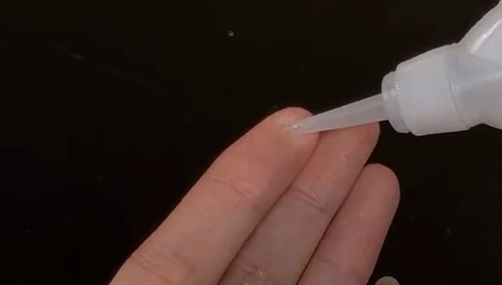 手指被502胶水粘住别着急，师傅教您一招，滴一滴它3秒钟自动融化