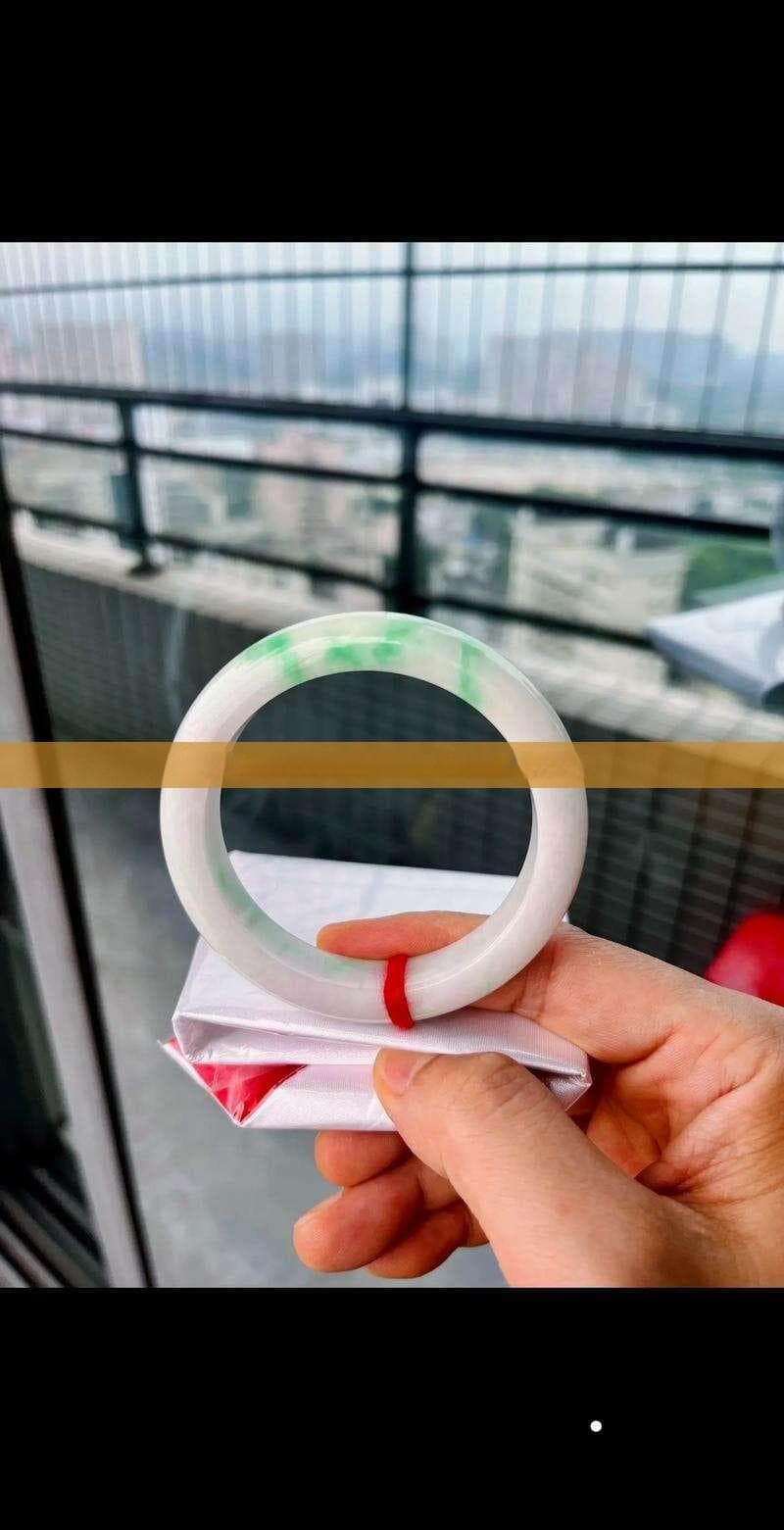 男士佩戴手串：白玉与黑玉的选择指南及其文化含义