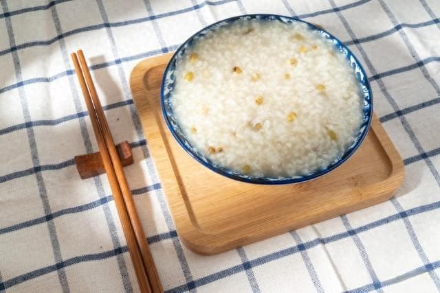早上空腹喝水，比不吃早饭危害还大？医生：早上这些事千万别做！