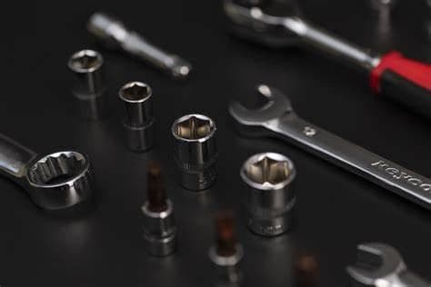黑色外套搭配指南：不同颜色裤子的搭配技巧