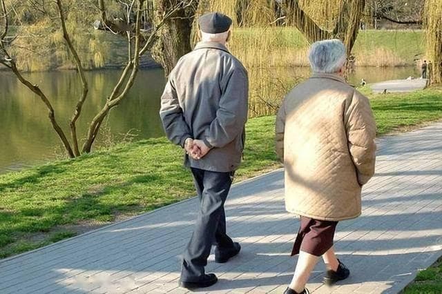 中老年人散步不要天天去？医生叮嘱：没必要，做好这3点就够了