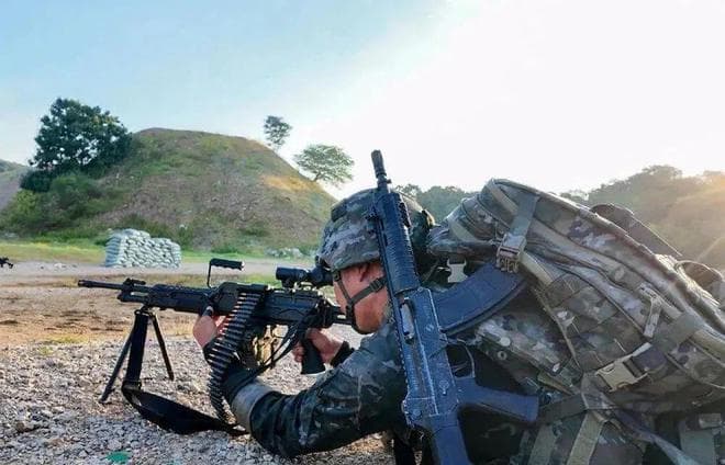 海外谈中国：QJB-201轻机枪采用双路供弹 大幅提升步兵班作战能力