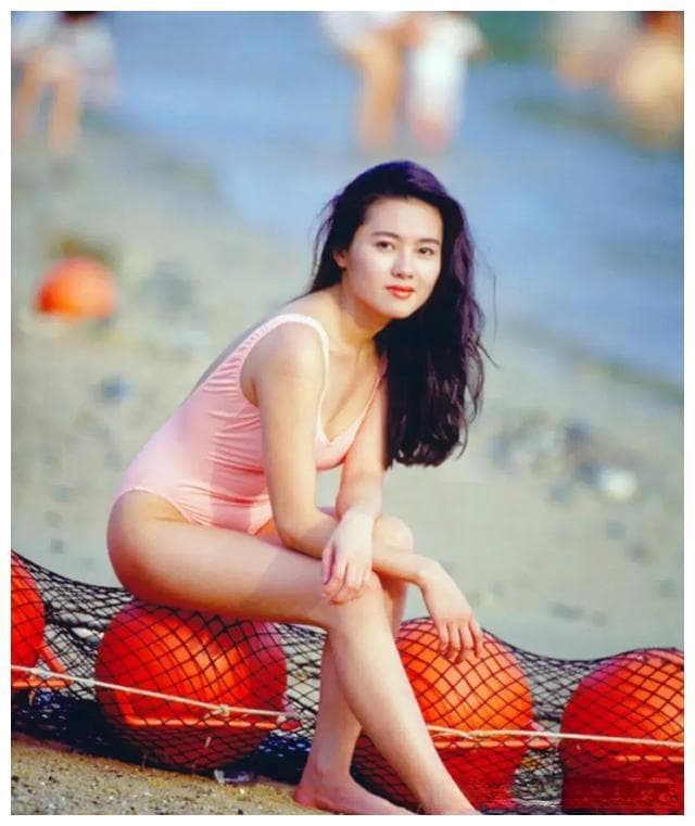 54岁的李丽珍：从影坛女神到单亲妈妈，她用坚韧诠释了真正的美丽