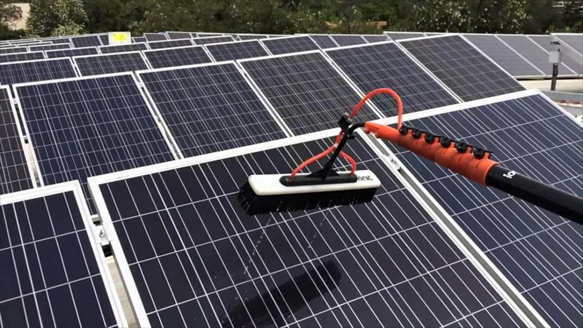 清洁太阳能电池板的完整指南：方法和实用技巧