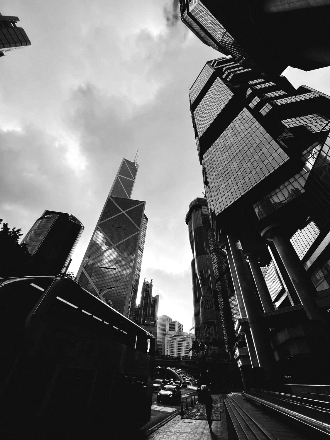 空间效应在经济地理学中的应用：从产业集聚到区域发展
