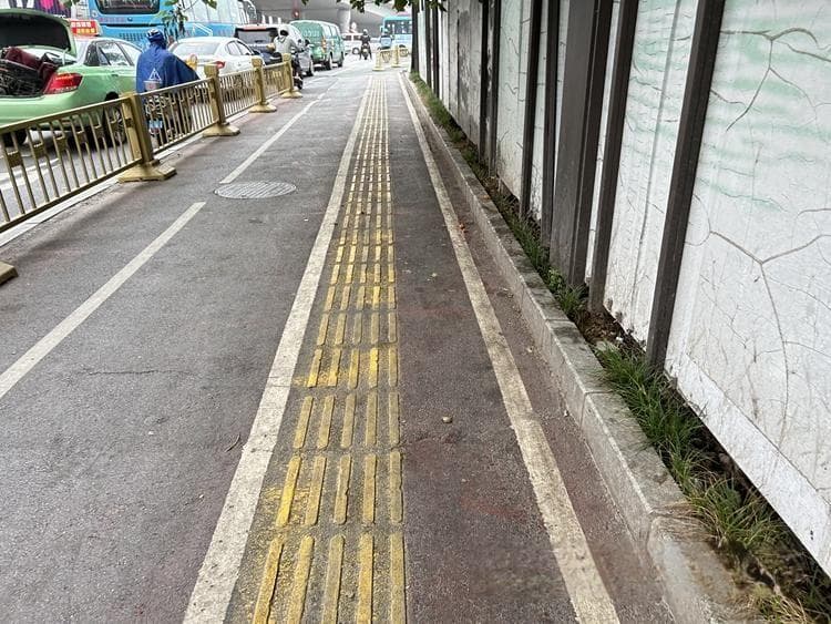 西安不锈钢盲道致多人摔倒，城市盲道建设如何优化？