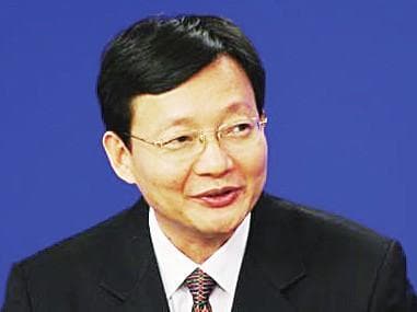 如何理解股市中的套牢现象？这种现象对投资者有哪些启示？