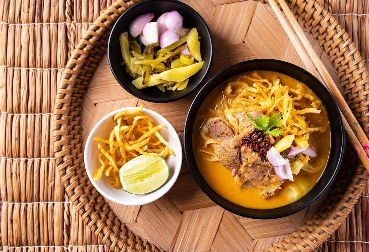 泰国美食之旅：必去的餐厅、街头小吃和隐藏的瑰宝