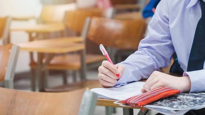 大二开始读“公务员微专业”，都学些啥？会成为“考公培训班”平替吗？