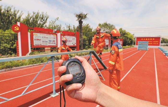 消防员：阳光很烈，你们很帅