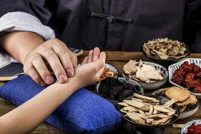 按摩膻中穴，疏通三焦，改善身体状况
