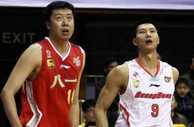 作为中国男篮的顶级大前锋：易建联与王治郅，谁更强？