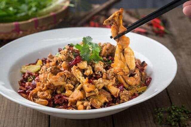 干锅牛蛙的多种美味做法：从家常到专业版，总有一款适合你