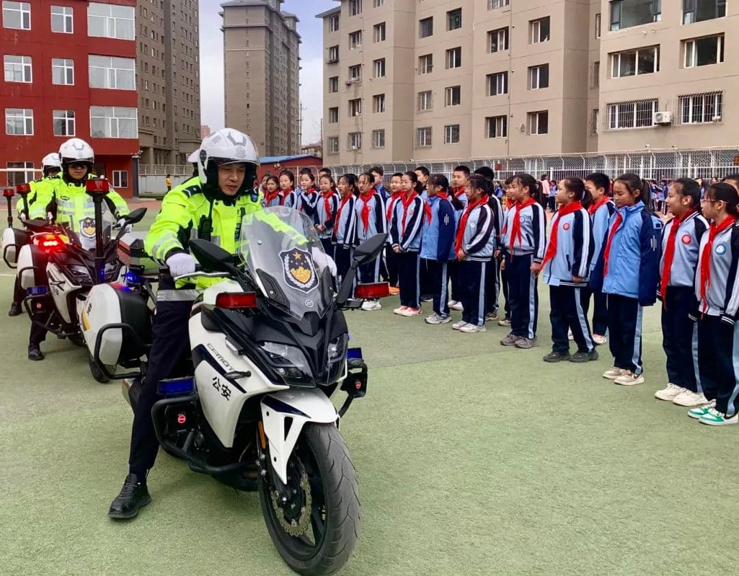 南柴火市街小学开展沉浸式交通安全教育：实景体验让安全知识“落地生根”~