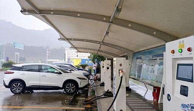 新能源车主自述：充电1小时花99元，一算账，还是油车划算还省心