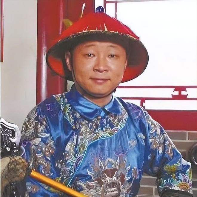 三德子赵亮55岁苍老像70岁，自称养鸡16年没赚到钱，但成行业标杆