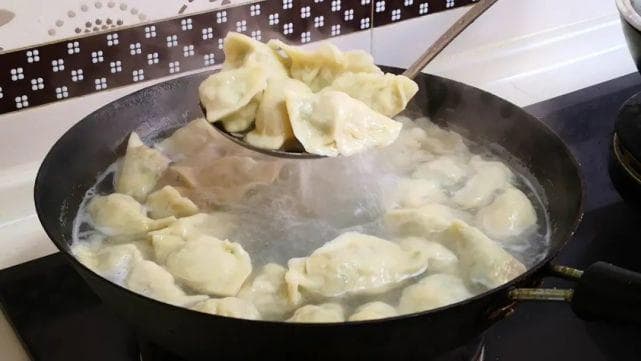 【民谚】老人说煮饺子，要“开锅煮馅，盖锅煮皮”，是什么道理？