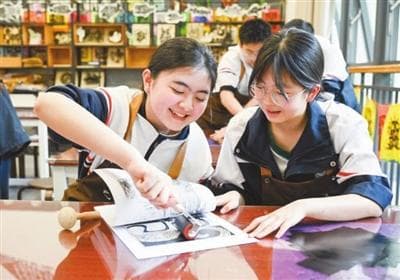 做学生手机使用的“守堤人”
