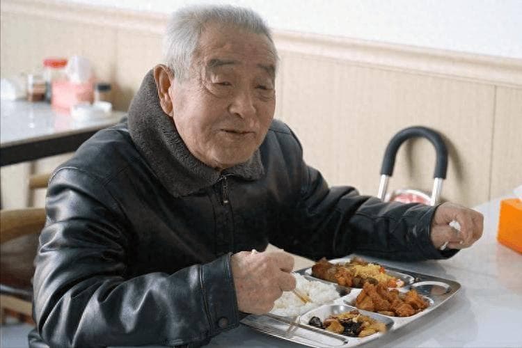 70岁大爷确诊肝癌晚期，医生叹息：又一个不知节制的