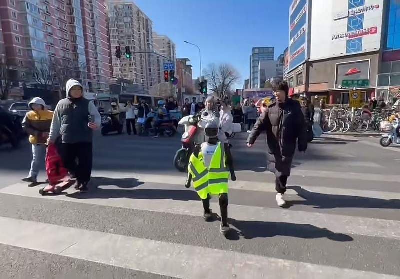 北京街头现山寨版"机器人交警"，警方、涉事公司回应