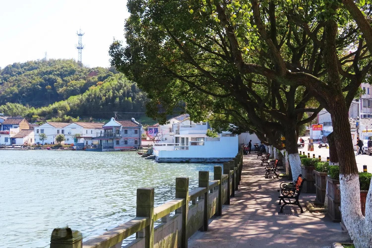 宁波东钱湖畔的古村落，殷湾渔火列入钱湖十景，灯塔成为网红景点
