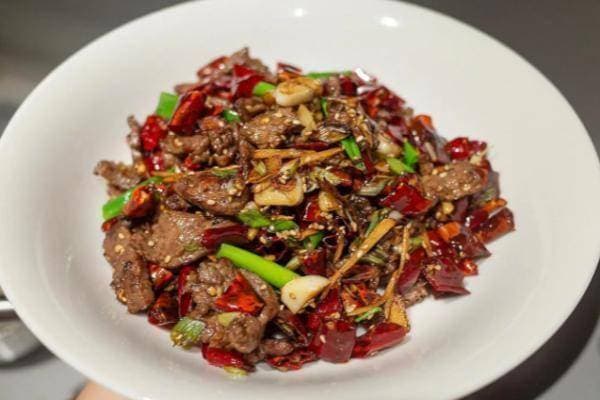 川菜经典：干煸牛肉，麻辣干香令人垂涎！