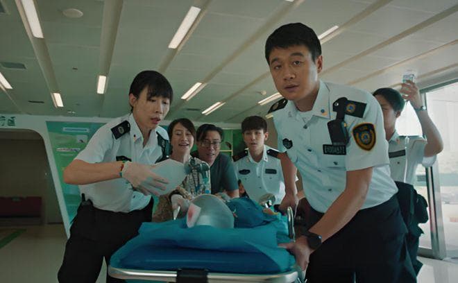 央视新剧《奔跑吧，医生》收视登顶口碑崩盘，医疗剧再陷悬浮弊病