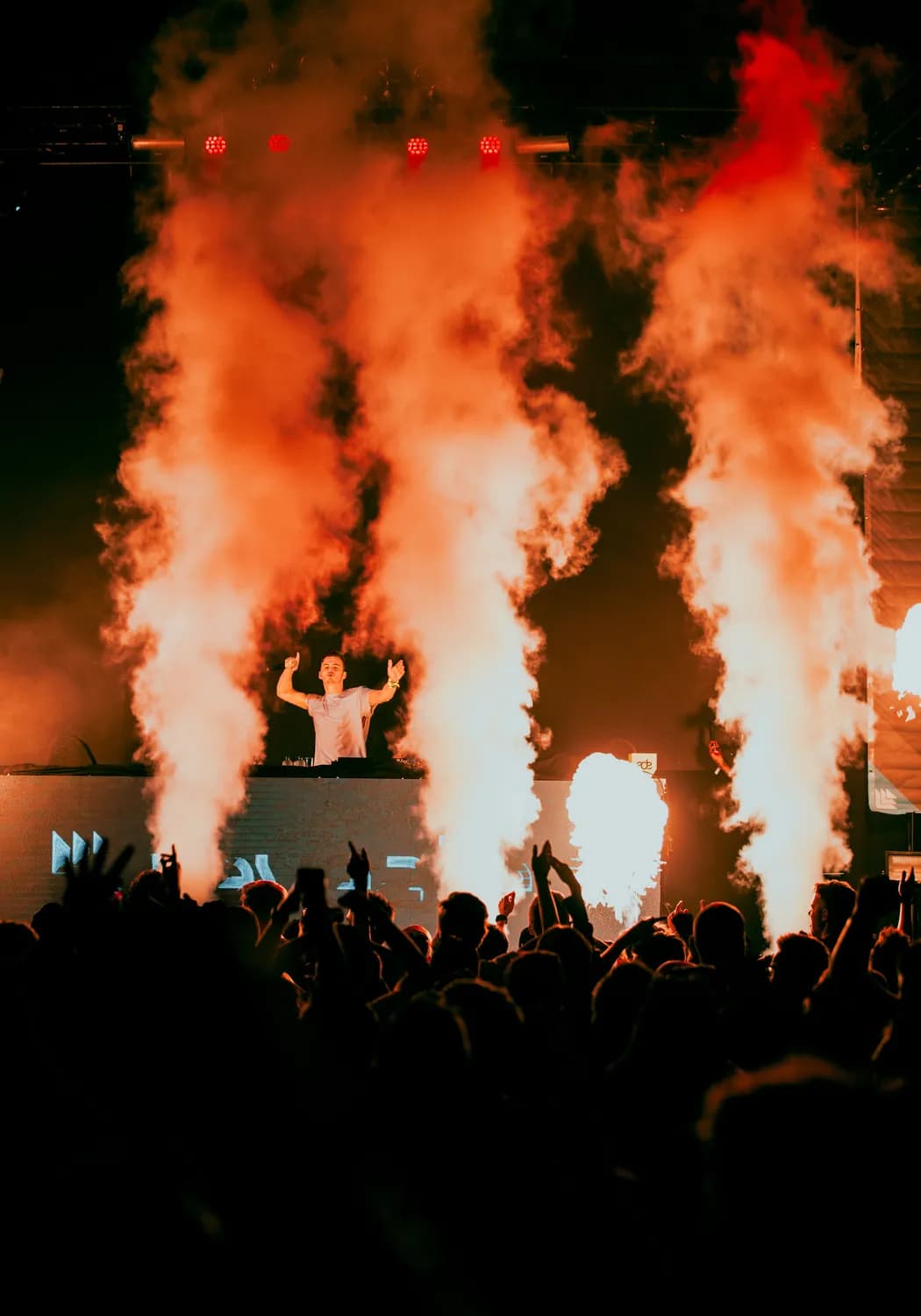 Armin van Buuren：用"Fire With Fire"点燃2025