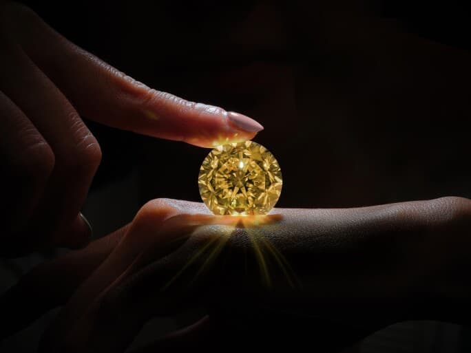 Aten——法老阿肯那顿的太阳神：从神话到钻石的转化