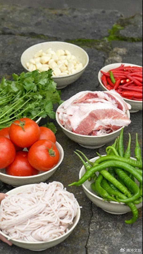 【舌尖上的腾冲】顺江烧肉米线，一口难忘的烟火滋味