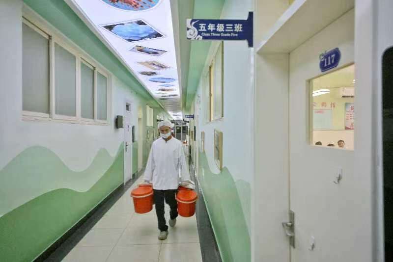 告别自带餐具“桶餐”到班……  北京中小学“开学第一餐”有了新样貌