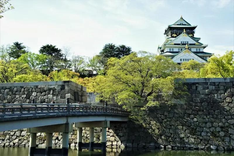 游览大阪城：历史城堡、樱花美景与交通指南