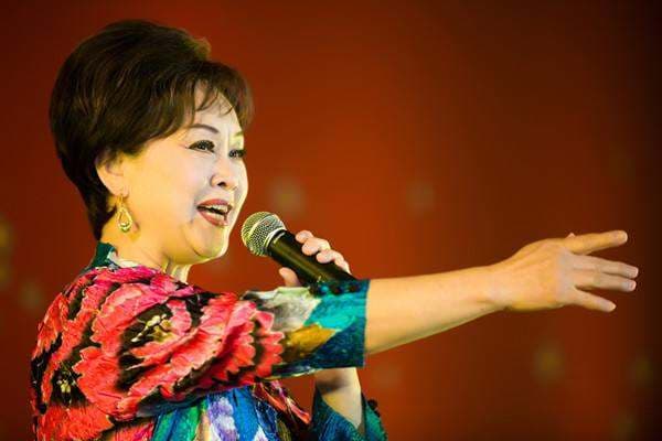 春晚《难忘今宵》，李谷一唱了35年，“难忘今宵”有何特殊意义？
