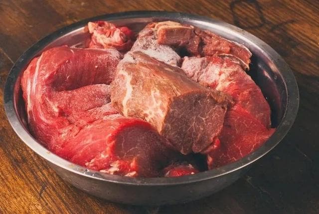 腌牛肉，别再用盐和料酒，学学这招，牛肉不老不柴，滑嫩如水煮蛋