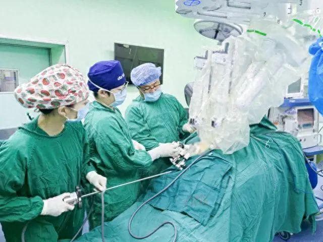全国首例！延安医院单孔机器人胃底折叠术