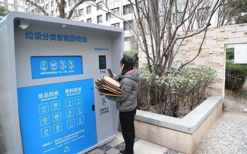 无接触智能垃圾分类箱亮相西城 开启垃圾分类“智能初体验”