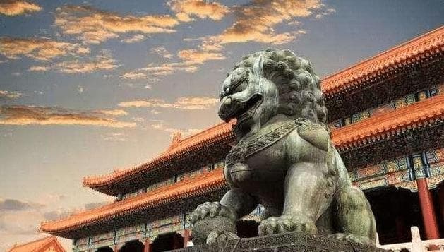 汉朝时狮子传入我国，随着佛教传播其地位逐步提高