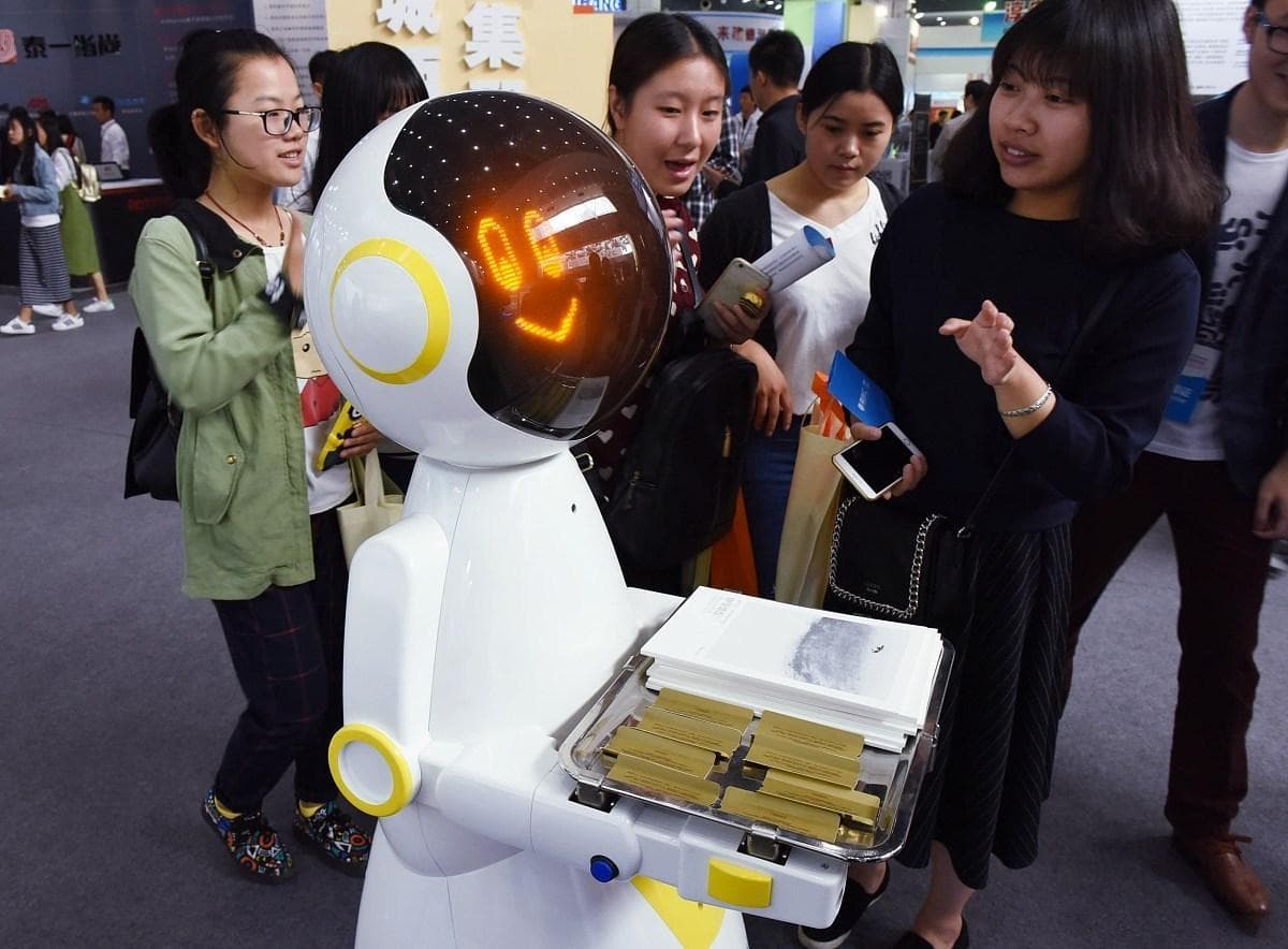 人机协作新纪元：AI驱动工作效率与就业结构双转型