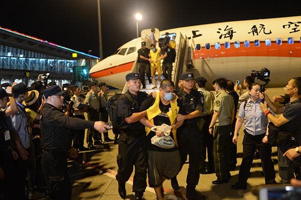 起底跨境冒充公检法电诈：别墅窝点话务员按章施骗，专业洗钱