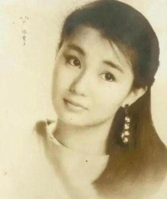 张曼玉重返时装周：岁月无损的优雅与魅力