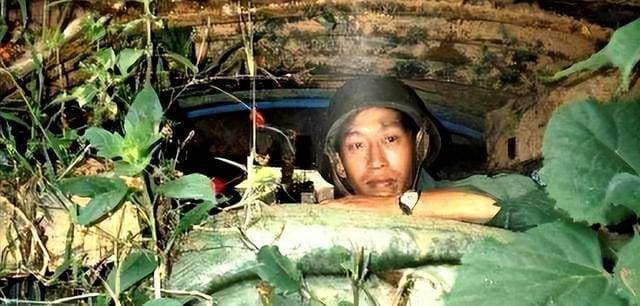1987年，老山前线，秦天团长一张罕见留影，不愧是名将秦基伟之子