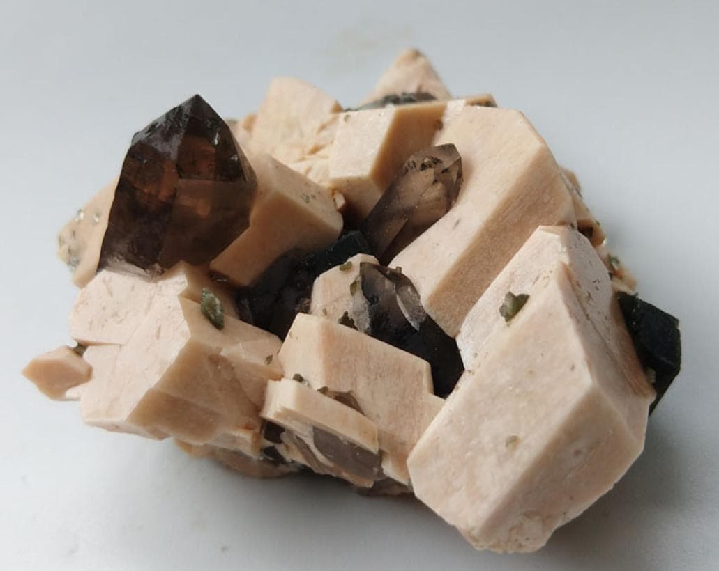矿物学百科： 正长石（Orthoclase）和斜长石（Plagioclase）