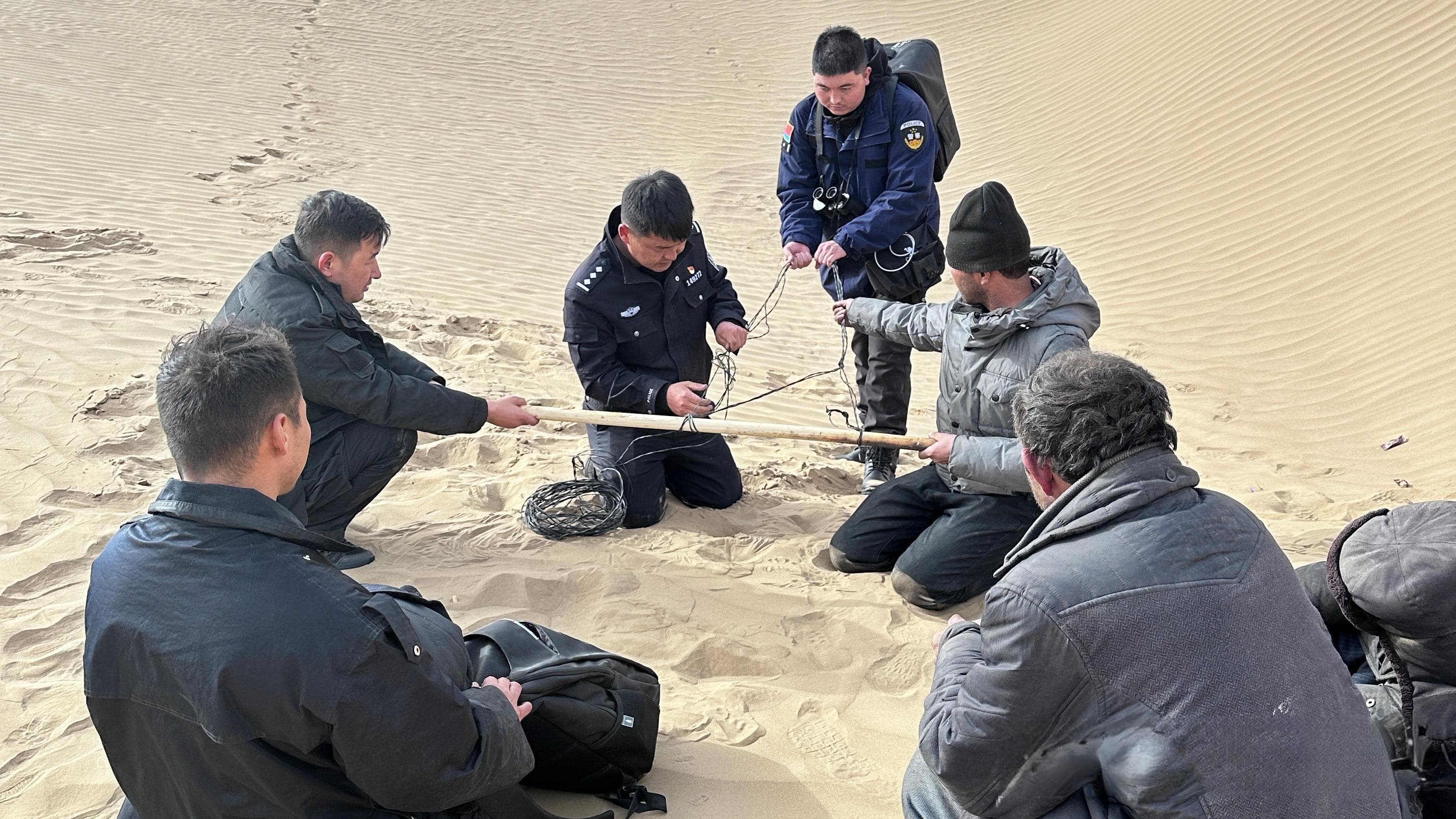 沙尘暴中搜救17小时，新疆民警成功营救两名被困者