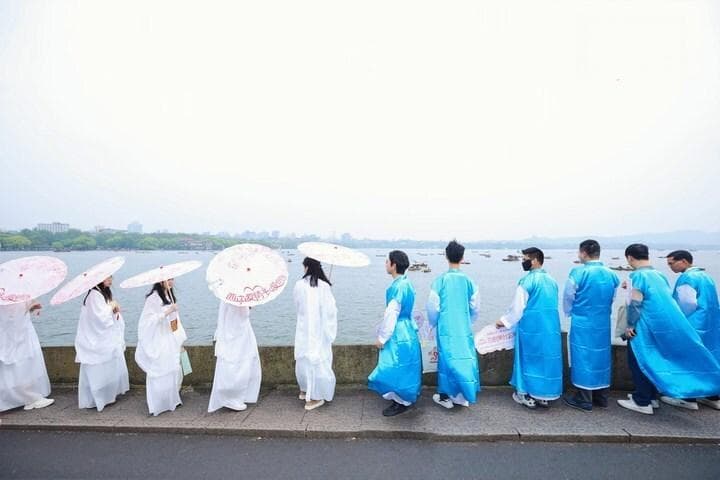 游西湖还可以谈个恋爱？有人上演了现实版许仙与白娘子相遇记