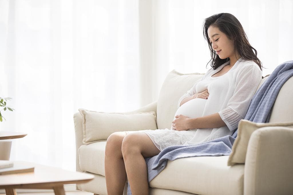 孕期艾灸：原理、好处、风险与注意事项全解析