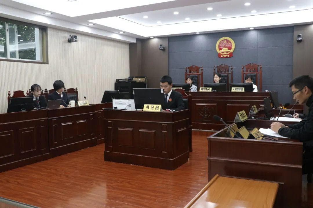 法庭温情一幕：“合适成年人”出庭制度如何挽救失足少年？